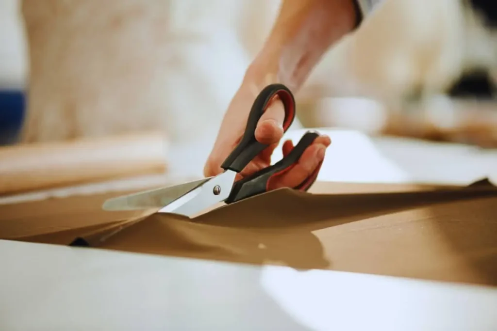 krojenie-tkaniny-nożyczkami