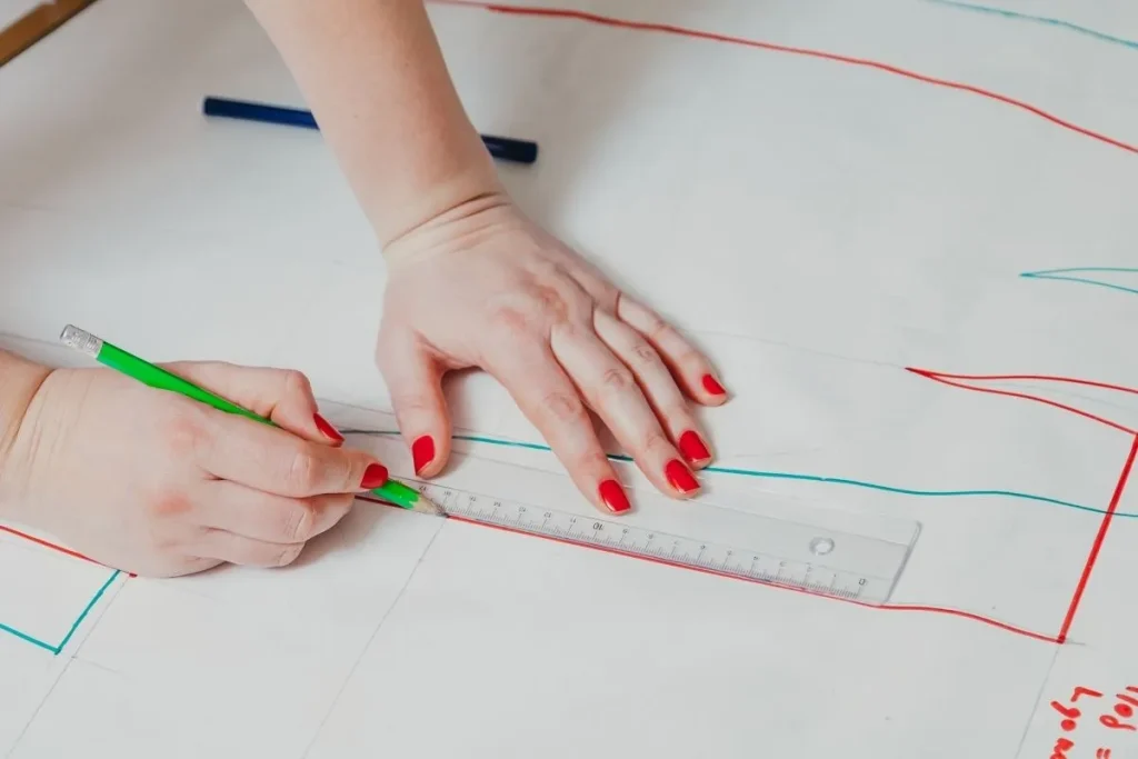 kobieta-tworzy-wykrój-krawiecki