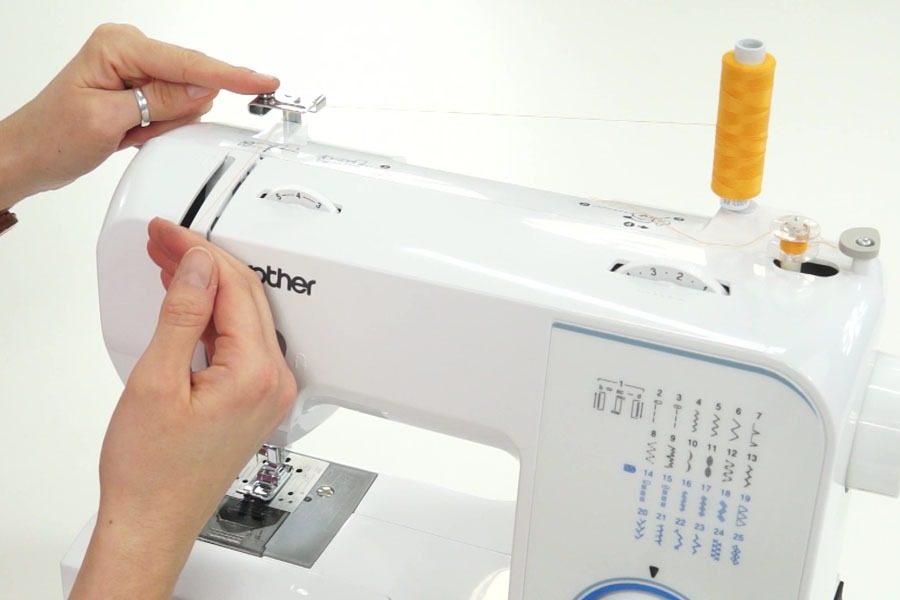 nawlekanie-maszyny-do-szycia-na-kursie-szycia