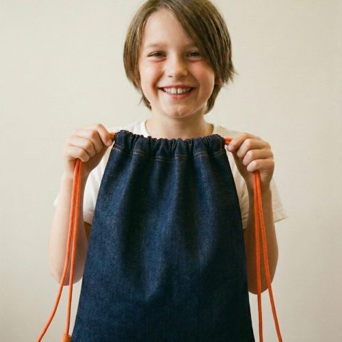 dziecko-z-uszytym-przez-siebie-workoplecakiem